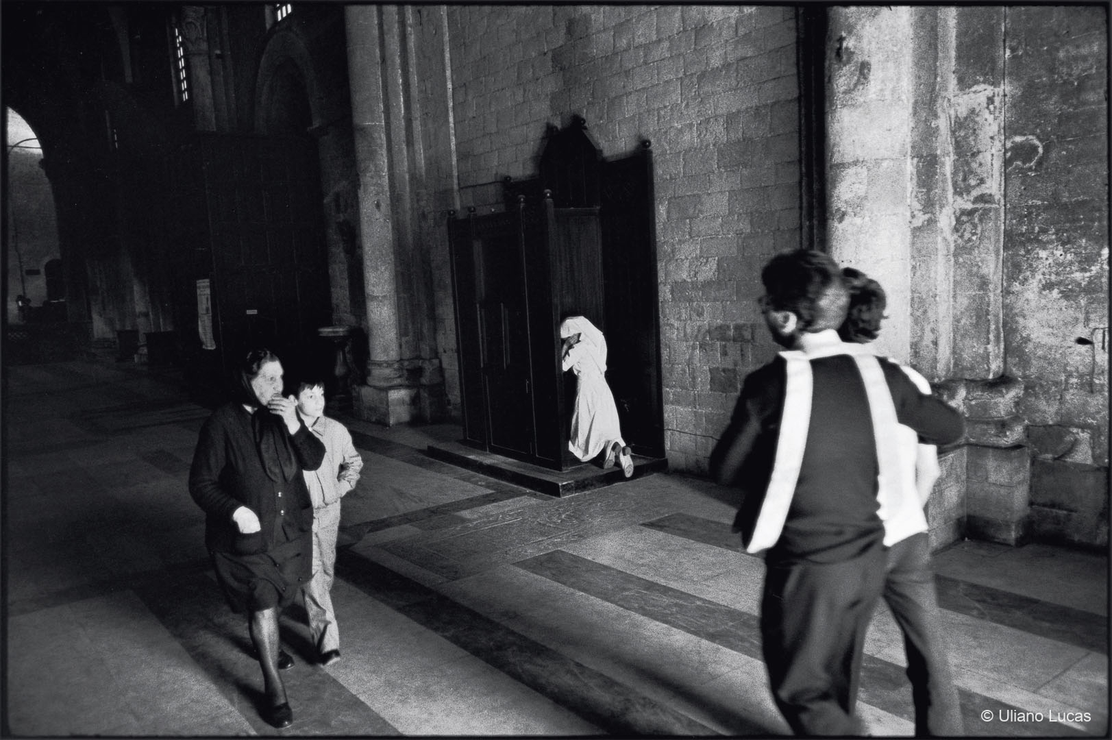 Nella basilica di San Nicola durante la festa del patrono, Bari, maggio 1981