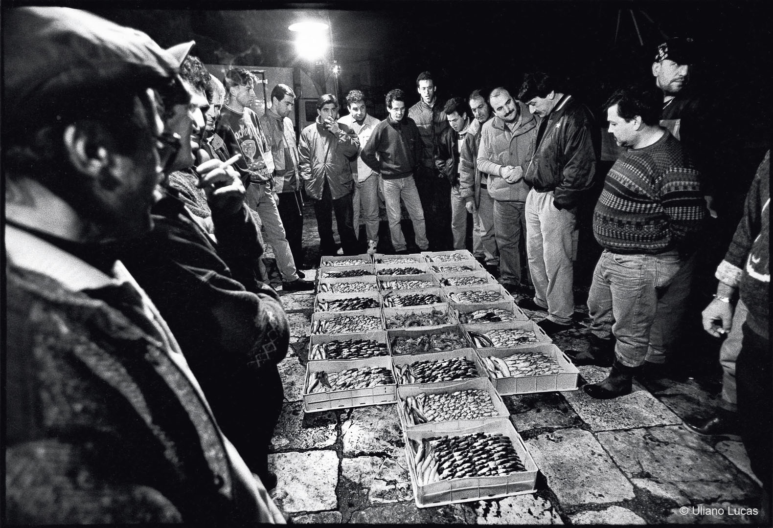 Mercato del pesce sulla banchina del molo, Taranto, 1995 c.