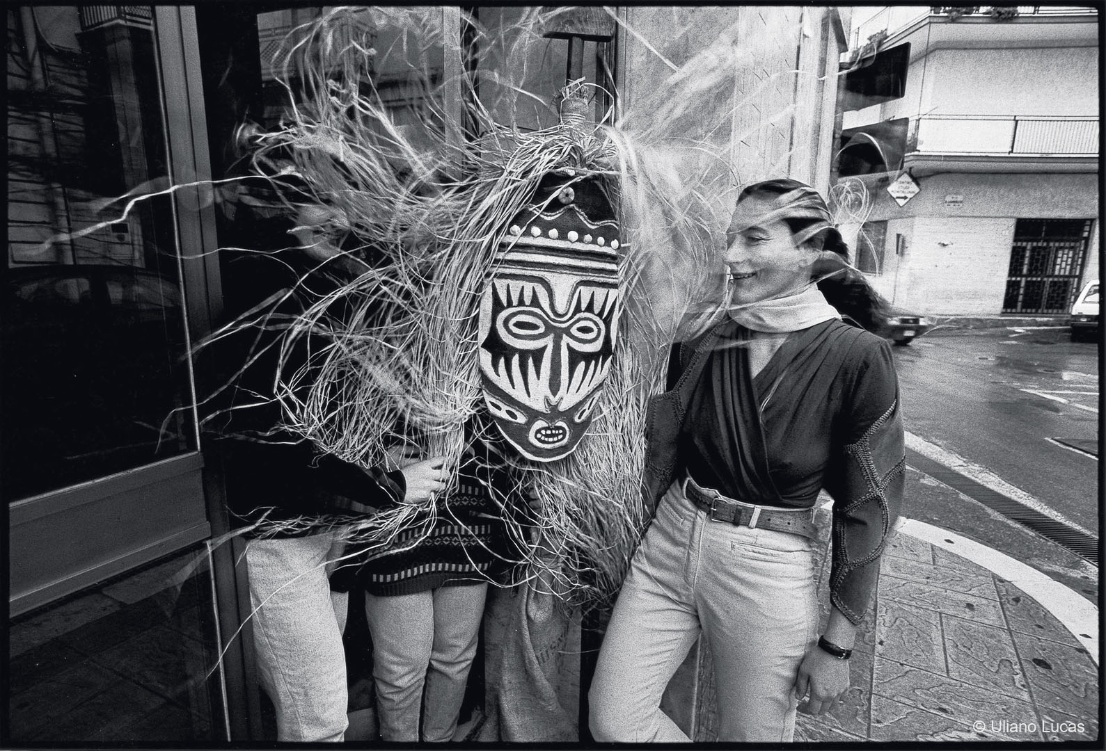 Corsisti e operatori del laboratorio Terrae, legato al Centro di salute mentale, con una maschera d'ispirazione africana, Crispiano (Taranto), 1997