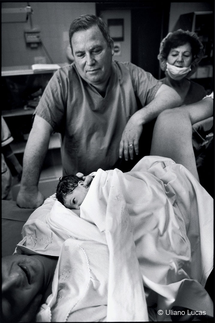 Medico e gestante nella sala parto dell'ospedale di Foggia, 2000