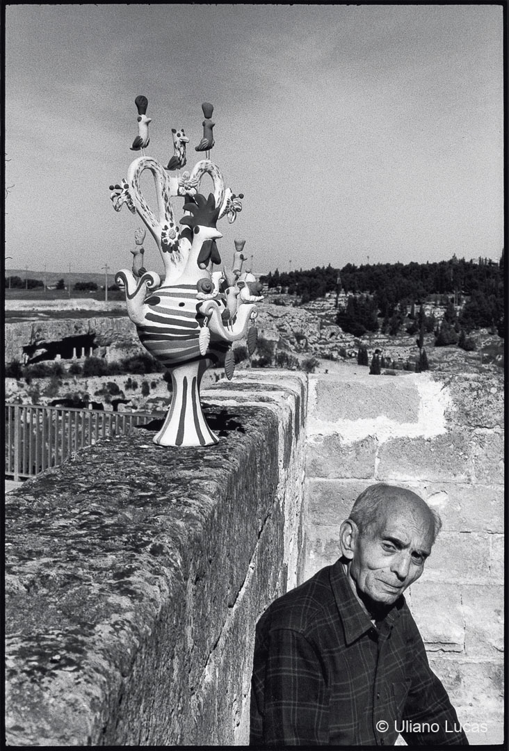 L'artigiano Vincenzo Loglisci e il suo "cola-cola", Gravina (Bari), 2002