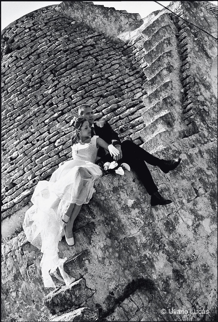 Finti sposi posano per un workshop sulla fotografia di matrimonio nei pressi di Cisternino, 2001