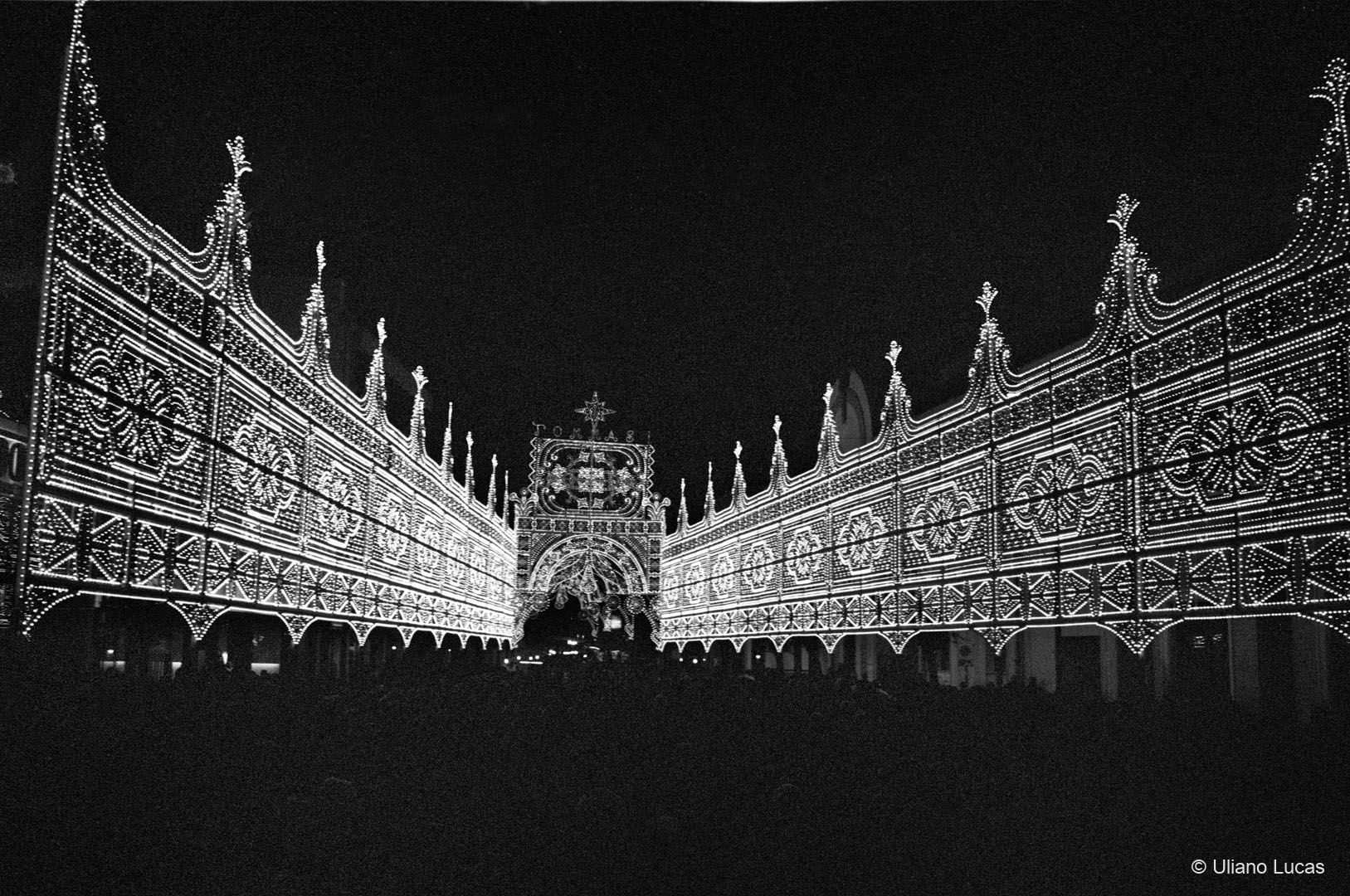 Le luminarie di piazza San'Antonio, allestite per la festa della Focara, in onore del patrono Sant'Antonio Abate, Novoli (Lecce), 16 gennaio 2011