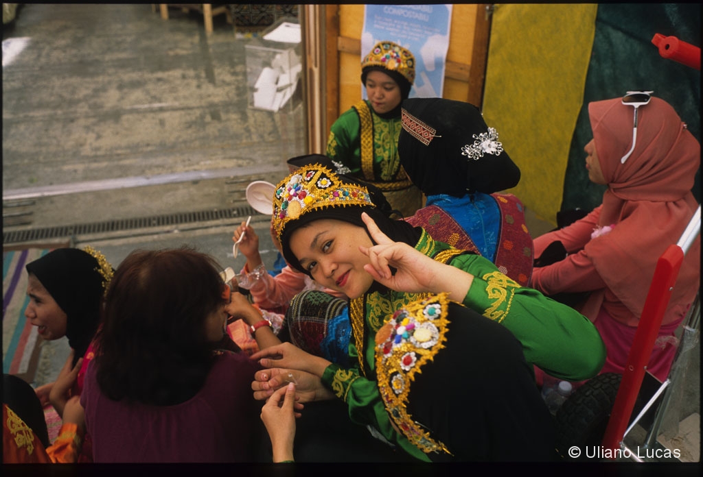 Giovani artiste indonesiane al Suq Festival nel porto antico, Genova, 23 giugno 2014