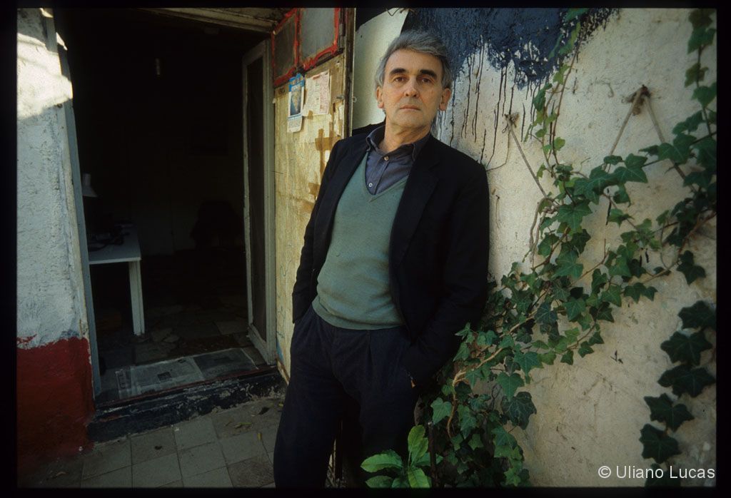 Il poeta Valentino Zeichen nella sua casa, Roma, 1991