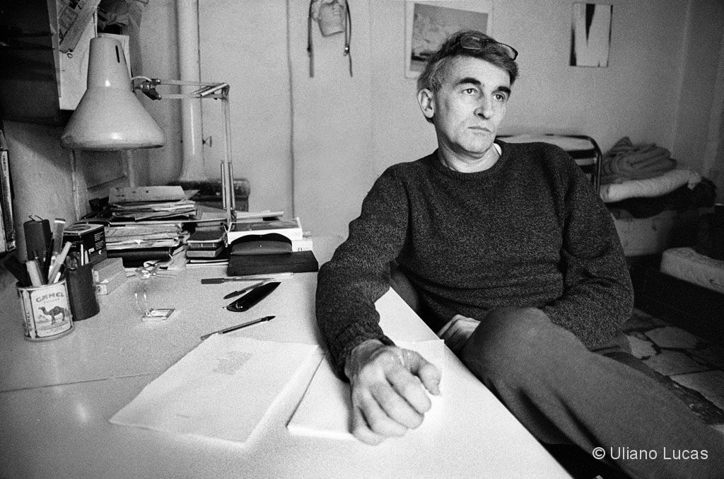 Il poeta Valentino Zeichen nella sua casa, Roma, 1991