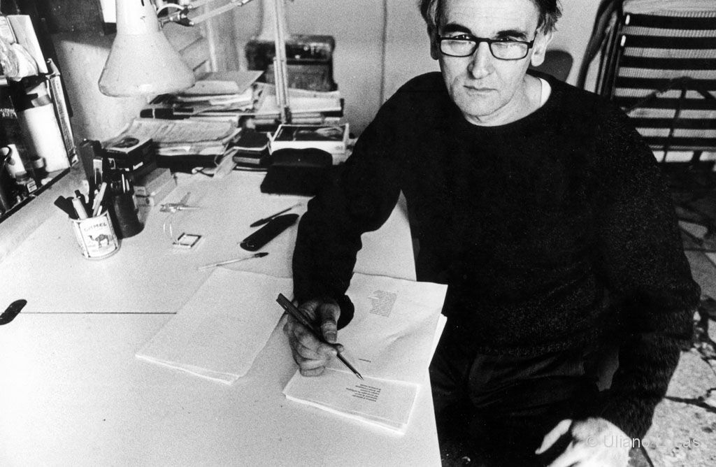Il poeta Valentino Zeichen nella sua casa, Roma, 1991