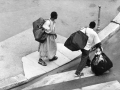 Venditori ambulanti senegalesi in piazza Castello, Milano,  agosto 1998