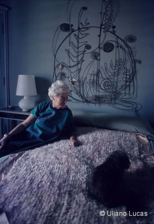 La collezionista Peggy Guggenheim nella sua abitazione all'interno della Fondazione a Palazzo Venier dei Leoni, Venezia, 1977 c.