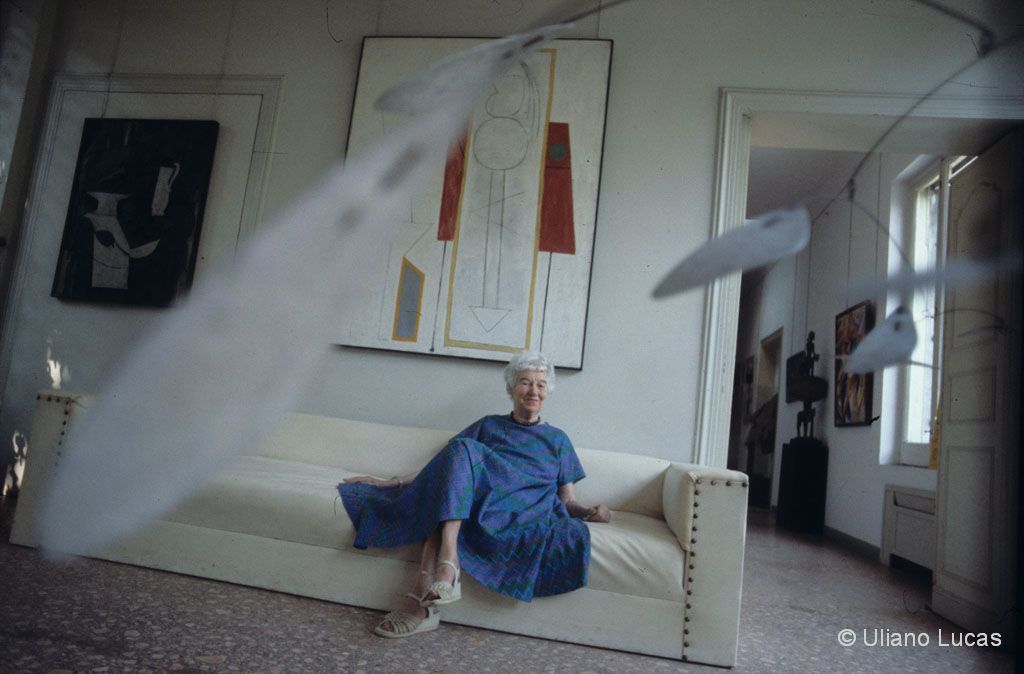 La collezionista Peggy Guggenheim nella Fondazione che porta il suo nome a Palazzo Venier dei Leoni, Venezia, 1977 c.