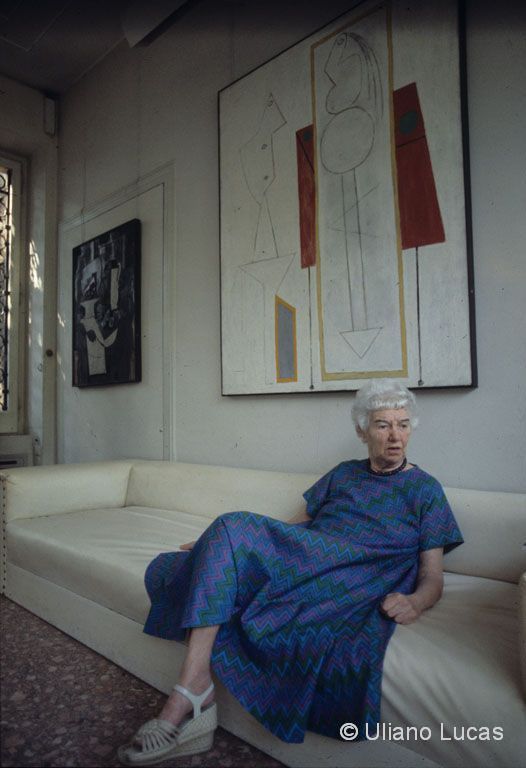 La collezionista Peggy Guggenheim nella Fondazione che porta il suo nome a Palazzo Venier dei Leoni, Venezia, 1977 c.