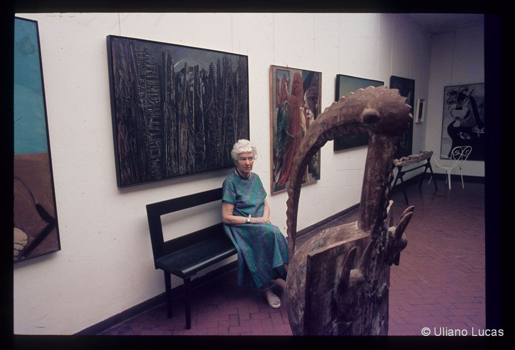 La collezionista Peggy Guggenheim nella Fondazione che porta il suo nome a Palazzo Venier dei Leoni, Venezia, 1977 c.
