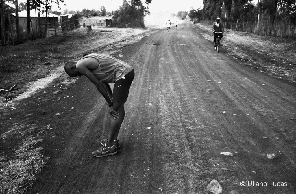 Durante gli allenamenti per la maratona nella zona delle Nandi Hills, Kenya, gennaio 2013