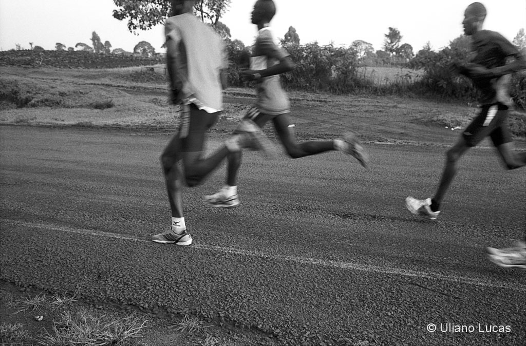Atleti si allenano per la maratona nella zona delle Nandi Hills, Kenya, gennaio 2013