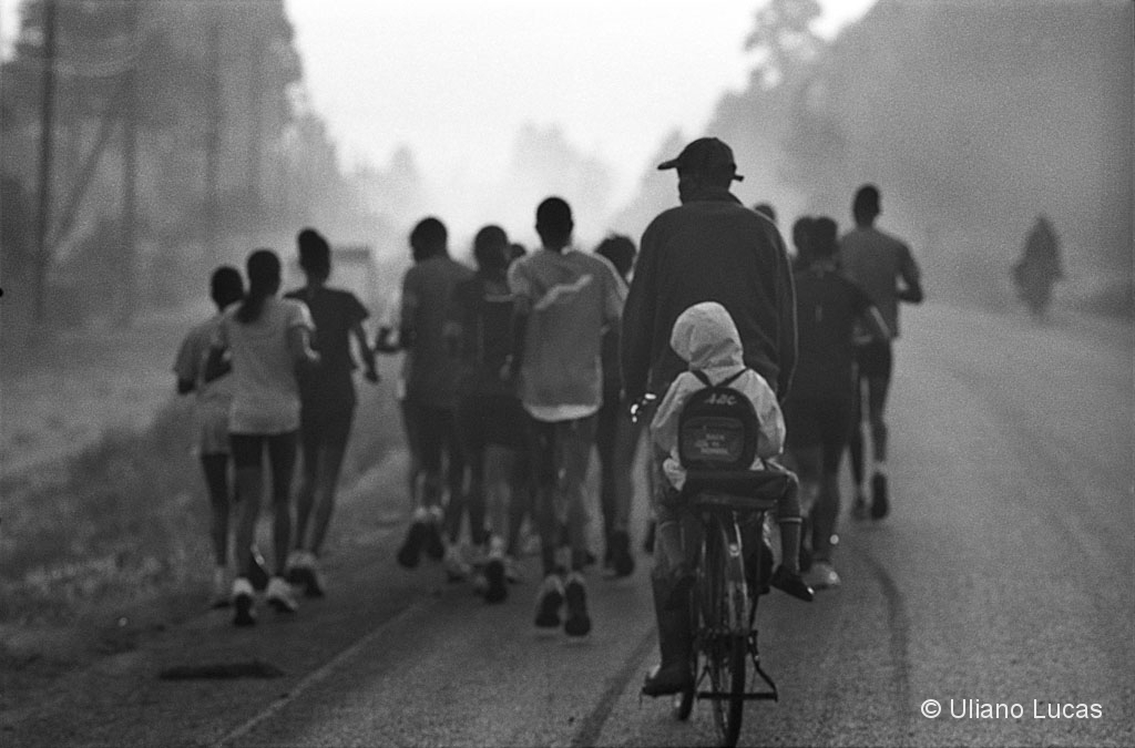 Atleti si allenano per la maratona nella zona delle Nandi Hills, Kenya, gennaio 2013