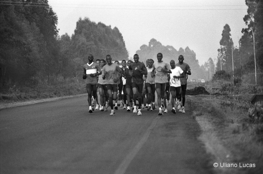 Atleti si allenano per la maratona nella zona delle Nandi Hills, Kenya, gennaio 2013