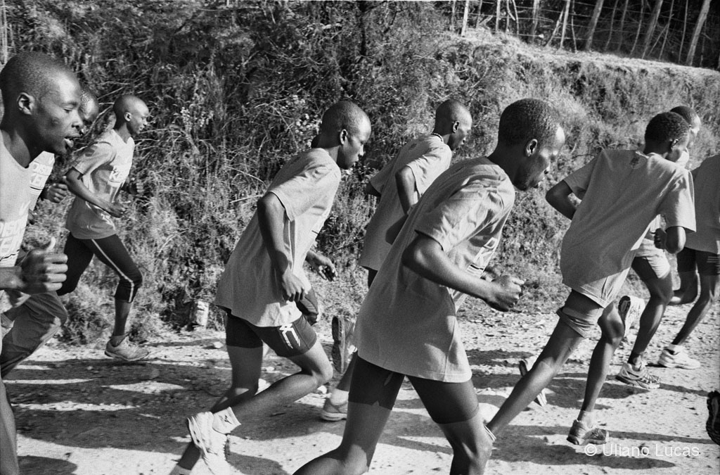Atleti si allenano per la maratona nella zona delle Nandi Hills, Kenya, gennaio 2013