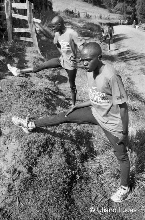 Atleti si allenano per la maratona nella zona delle Nandi Hills, Kenya, 2013