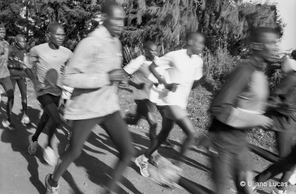 Atleti si allenano per la maratona nella zona delle Nandi Hills, Kenya, 2013