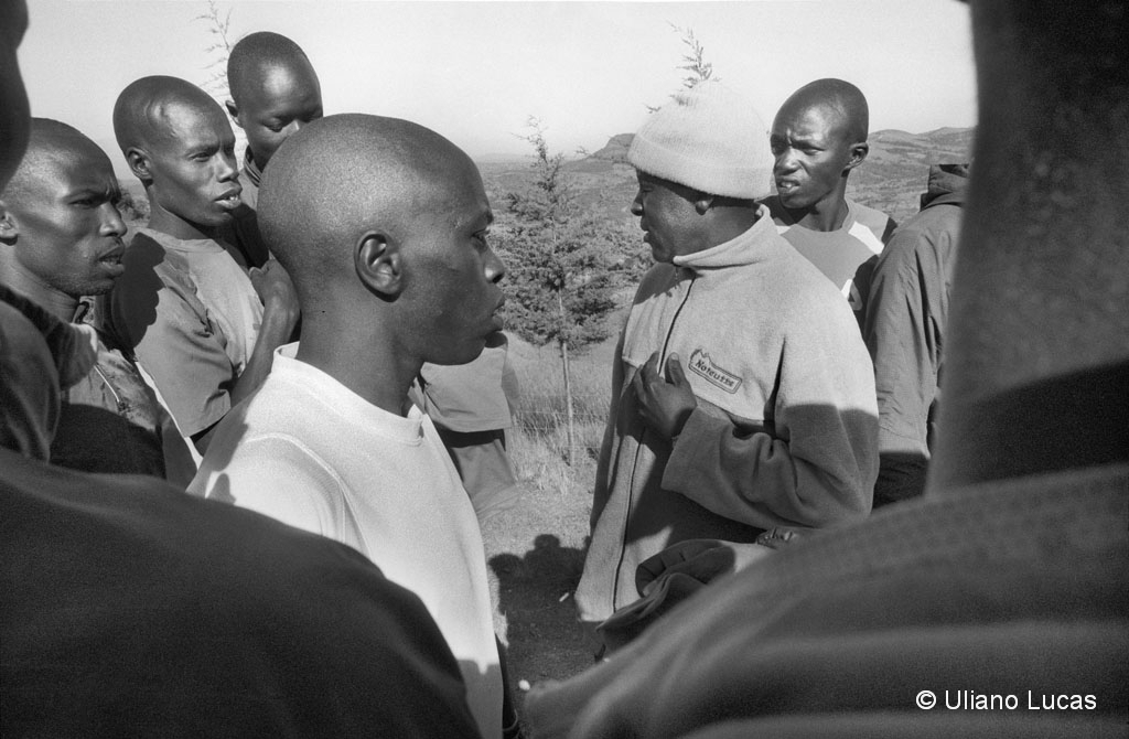 Allenamenti dei maratoneti lungo la strada che porta a Kapsabet, Kenya, 2014