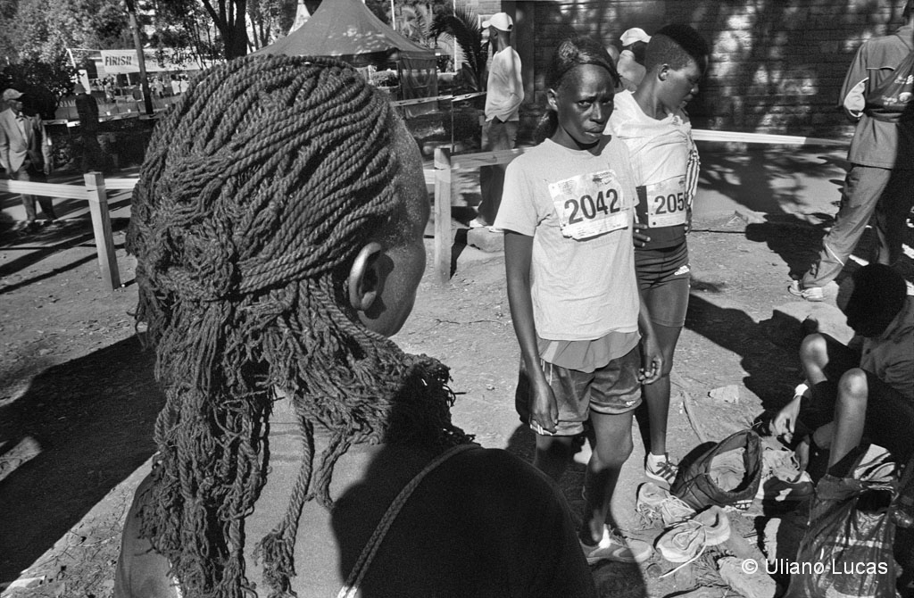 Riscaldamento delle atlete nella villa comunale prima della mezza maratona, Eldoret, Kenya, 2014
