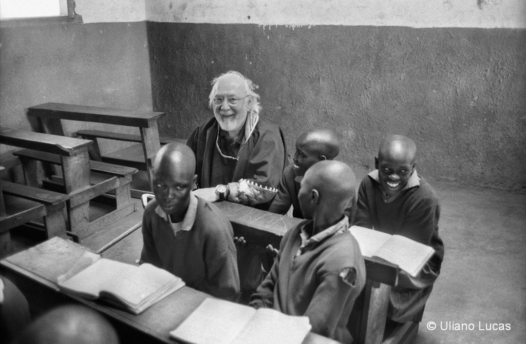 Il medico Gabriele Rosa nel complesso scolastico di Kapsabet, dove hanno studiato diversi futuri maratoneti, Kenya, 2014