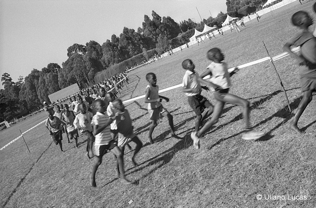 La corsa al campo sportivo, Eldoret, Kenya, 2014