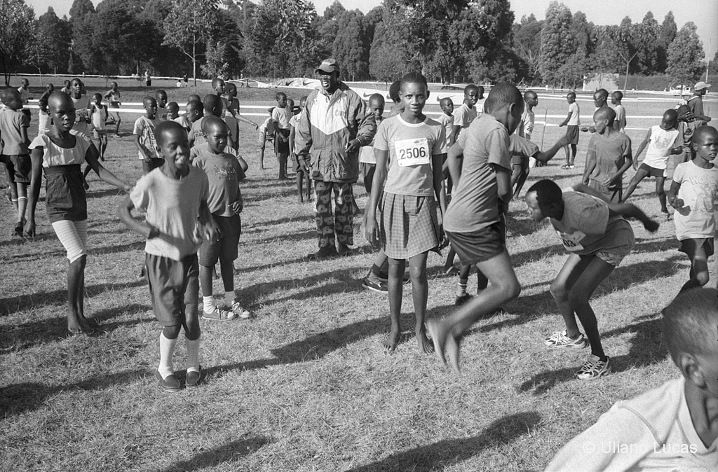 In attesa del "via", prima della corsa al campo sportivo, Eldoret, Kenya, 2014