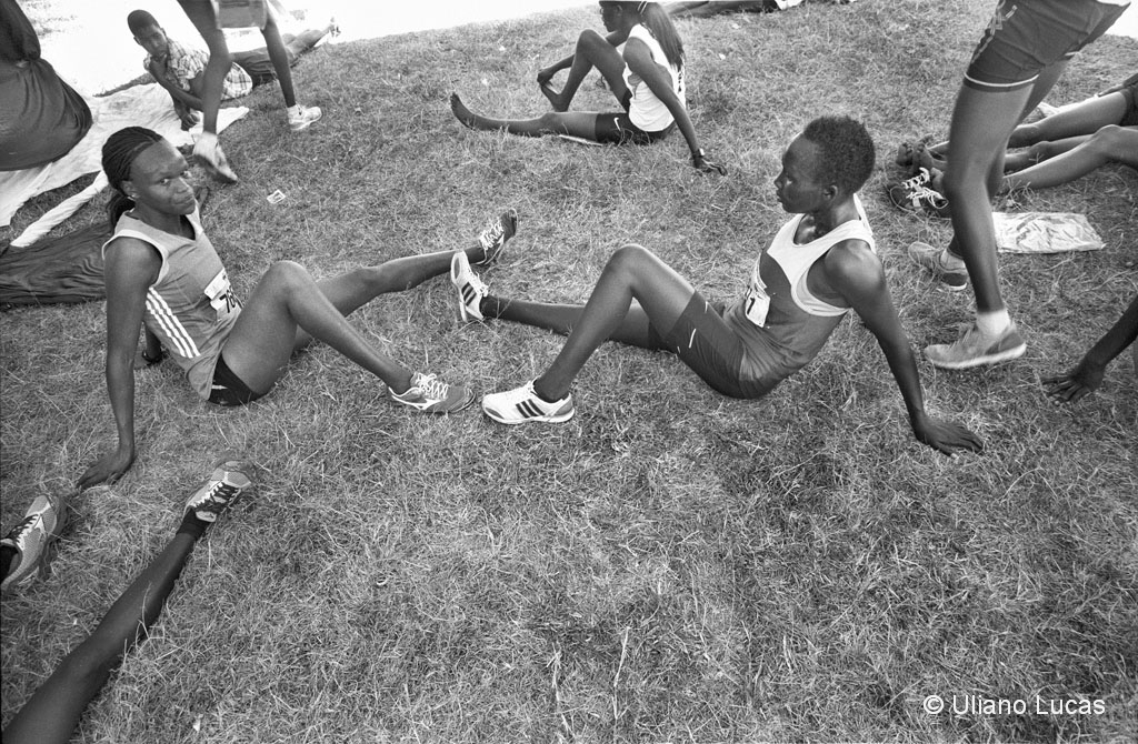 Alcune atlete si riposano dopo la gara nel campo sportivo, Eldoret (Kenya), 2015