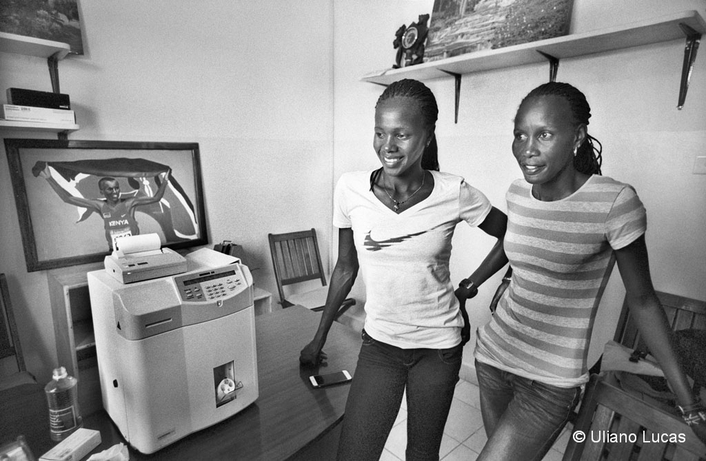 Le atlete Janet Jepkosgei, specialista nella mezza maratona, e Eunice Sum, campionessa negli 800 metri, dopo l'esame del sangue anti-doping, Kaptagat (Kenya), 2015