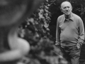 Lo scrittore Guido Piovene nel giardino di casa, Induno Olona (Varese), 1972