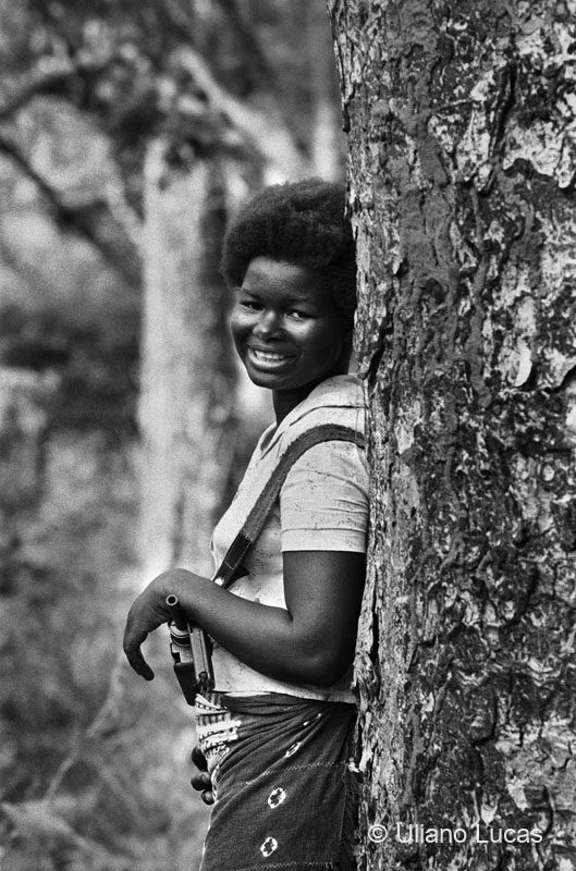 Miliziana del Paigc (Partito africano per l'indipendenza della Guinea e di Capo Verde) nella foresta, Guinea-Bissau, 1969