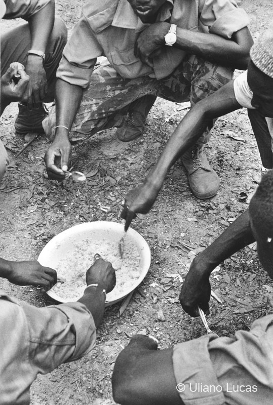 Pranzo dei soldati del Paigc (Partito africano per l'indipendenza della Guinea e di Capo Verde) nella foresta, nelle zone liberate della Guinea-Bissau, 1969