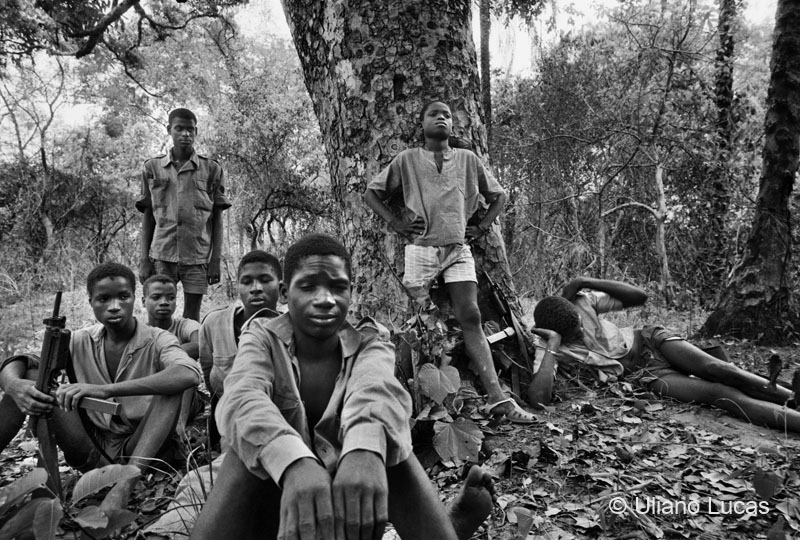 Miliziani del Paigc (Partito africano per l'indipendenza della Guinea e di Capo Verde) nella foresta, nelle zone liberate della Guinea-Bissau, 1969