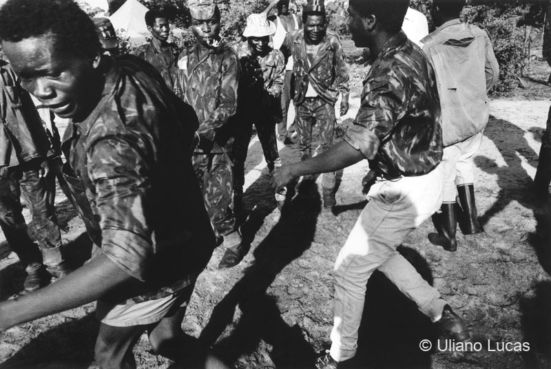 Soldati del Mpla (Movimento popolare per la liberazione dell'Angola) nella savana, Angola, dicembre 1972