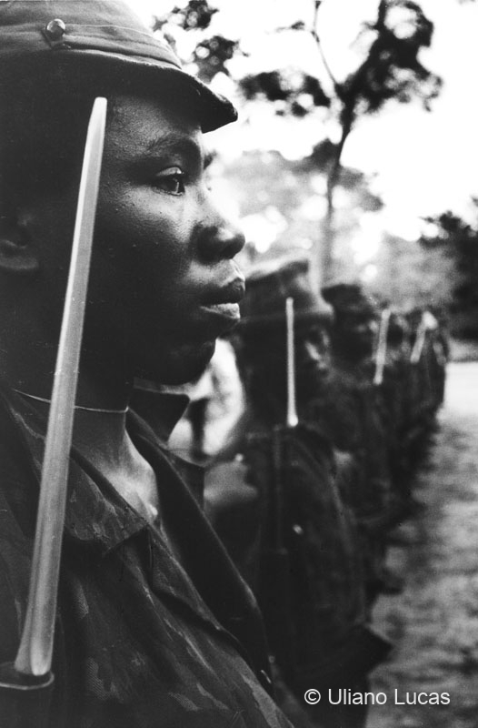 Soldati del Mpla (Movimento popolare per la liberazione dell'Angola) nella savana, Angola, dicembre 1972