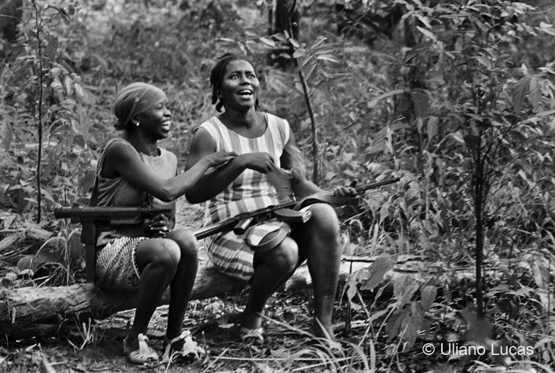 Miliziane del Paigc (Partito africano per l'indipendenza della Guinea e di Capo Verde) nella foresta, Guinea-Bissau, 1969