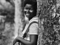 Miliziana del Paigc (Partito africano per l'indipendenza della Guinea e di Capo Verde) nella foresta, Guinea-Bissau, 1969