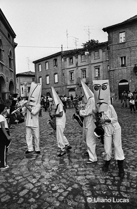 Membri della compagnia del Teatro degli Stracci al festival del teatro in piazza di Santarcangelo di Romagna, Verucchio (Rimini), 1980