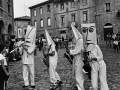Membri della compagnia del Teatro degli Stracci al festival del teatro in piazza di Santarcangelo di Romagna, Verucchio (Rimini), 1980