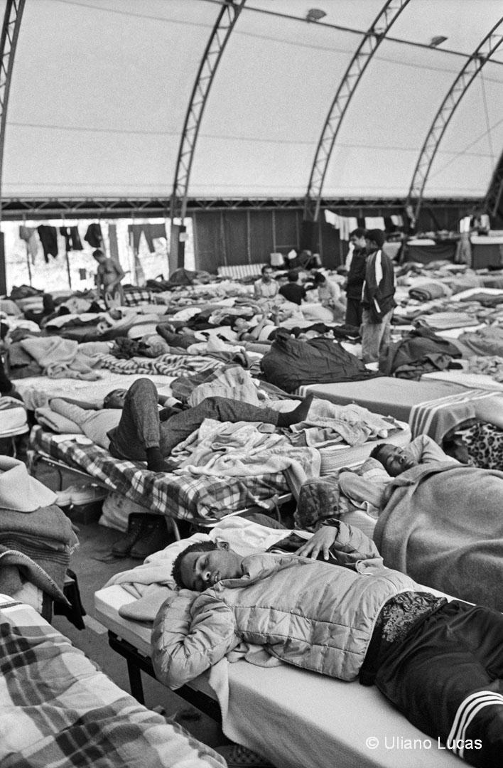 Il campo da calcio coperto trasformato in dormitorio nel Centro Fenoglio, Settimo, 2017