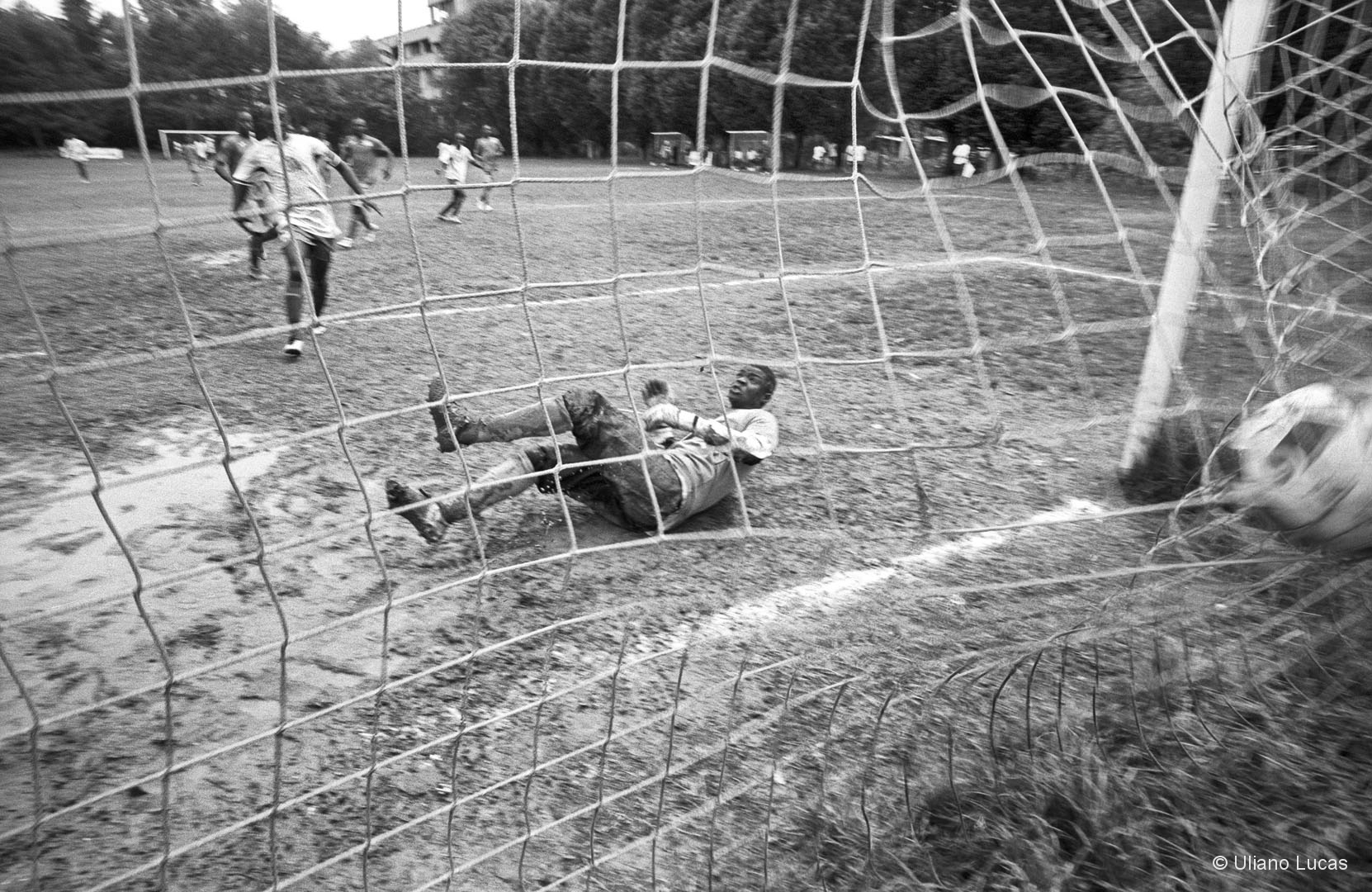 Partita di calcio nel campo sportivo Regaldi di via Monteverdi, Torino, 2017